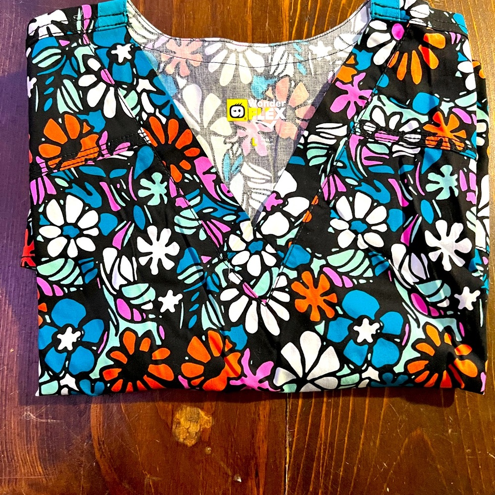 WONDER FLEX SCRUB TOP